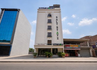 Saltstayz building near restaurant